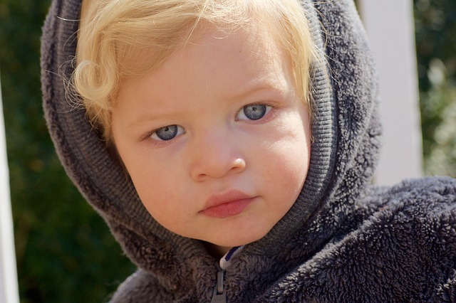 dziecko w bluzie