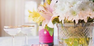 Kto siedzi przy stole przy dziecku komunijnym? Kto siedzi przy stole przy dziecku komunijnym?