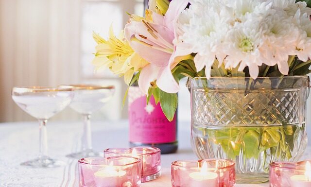 Kto siedzi przy stole przy dziecku komunijnym?