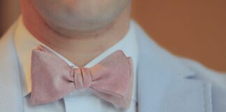 Czy muszka musi być pod kolor sukienki?