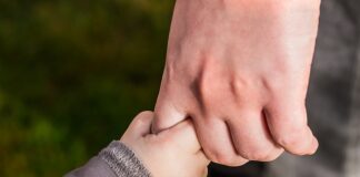 Jak trzylatek trzyma kredkę?