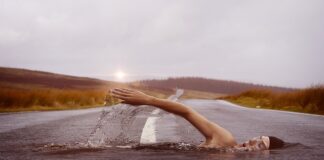 Czy można pływać na materacu do spania?