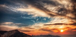 W jakich godzinach nie wychodzić z dzieckiem na słońce? W jakich godzinach nie wychodzić z dzieckiem na słońce?