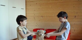 Jak zabrać dziecku zabawkę?