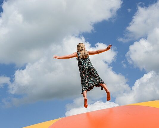 Czy skakanie na trampolinie jest zdrowe dla dzieci?