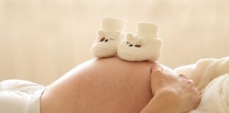 Dlaczego dziecko zdejmuje skarpetki?